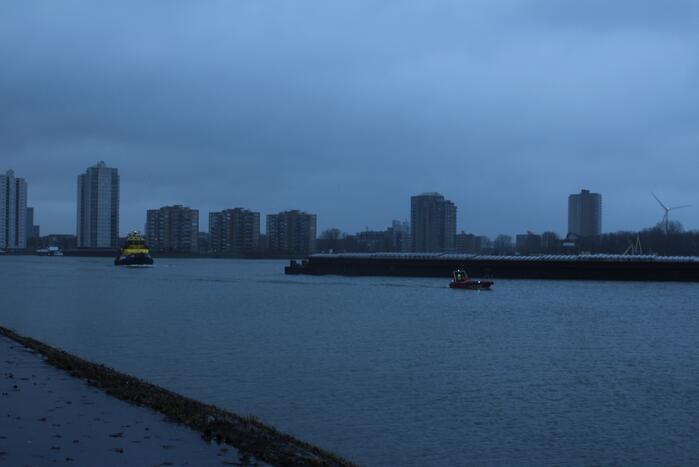 Auto rijdt Nieuwe Maas in