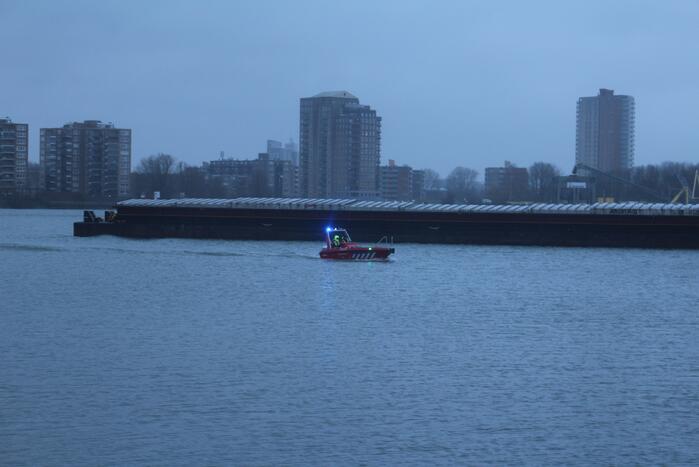 Auto rijdt Nieuwe Maas in