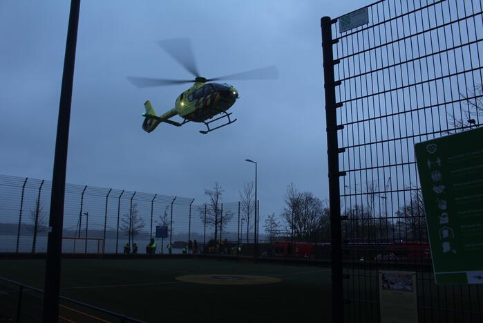 Auto rijdt Nieuwe Maas in