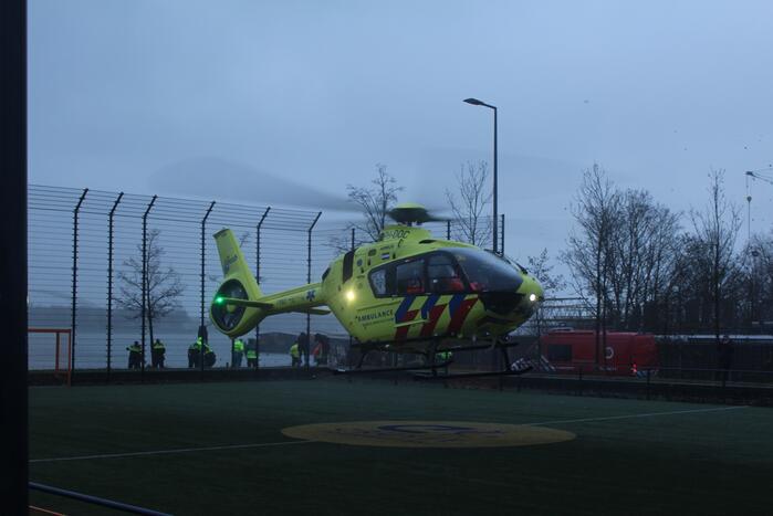 Auto rijdt Nieuwe Maas in