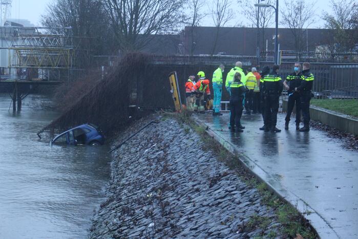 Auto rijdt Nieuwe Maas in