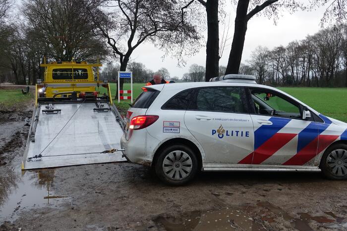 Politiewagen rijdt zich vast