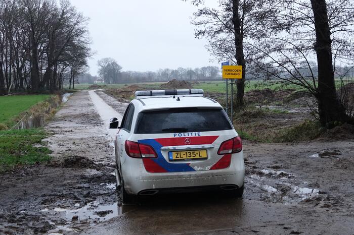 Politiewagen rijdt zich vast
