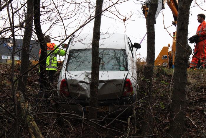 Auto glijdt greppel in bij afrit snelweg