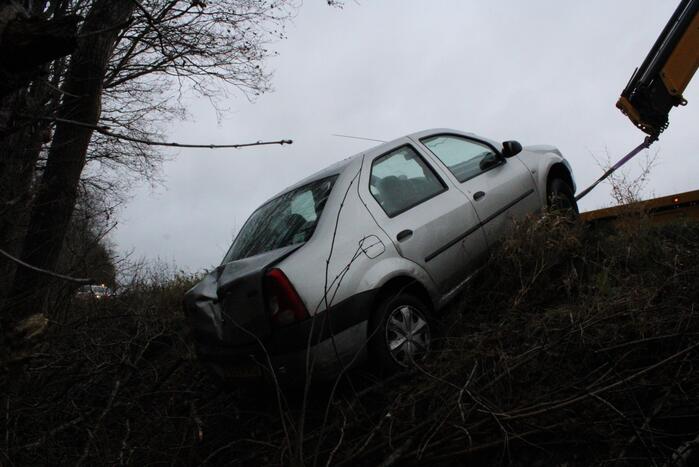 Auto glijdt greppel in bij afrit snelweg