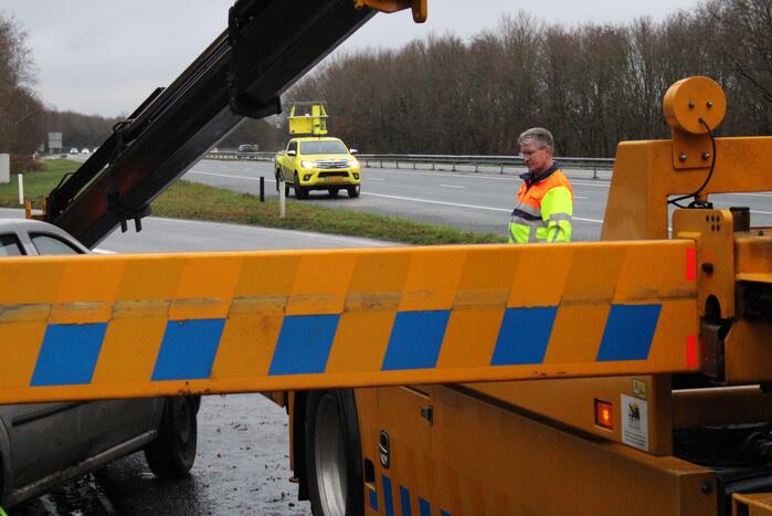 Auto glijdt greppel in bij afrit snelweg