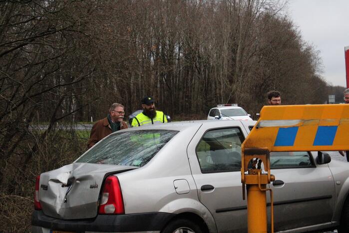 Auto glijdt greppel in bij afrit snelweg