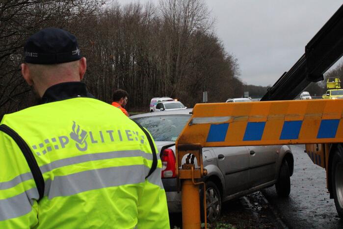 Auto glijdt greppel in bij afrit snelweg
