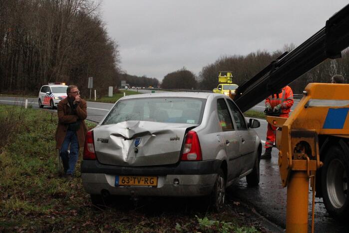 Auto glijdt greppel in bij afrit snelweg