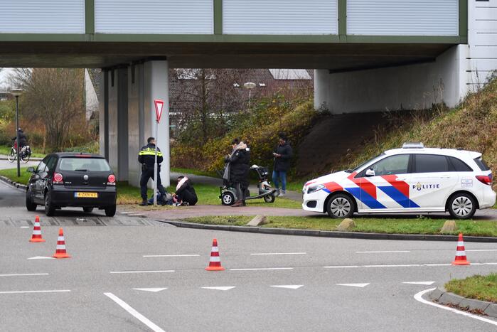 Persoon op scootmobiel aangereden
