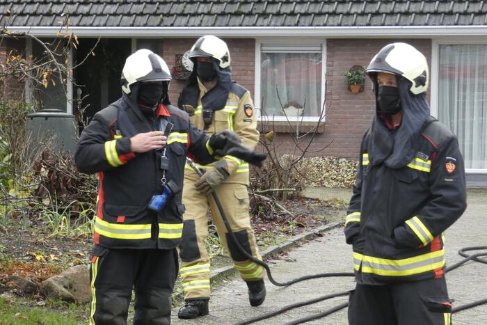 Container naast woning vliegt in brand