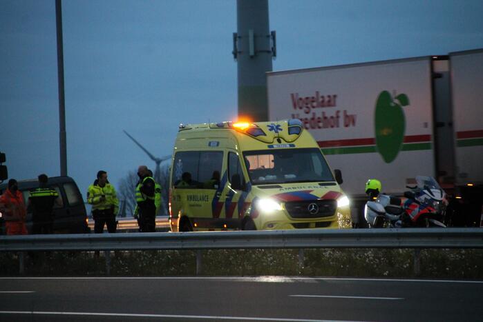 Automobilist duikt met auto de vanrail in