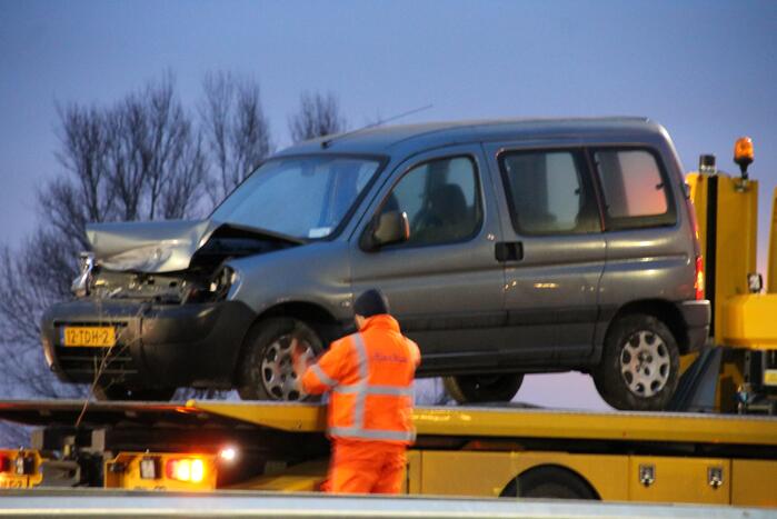 Automobilist duikt met auto de vanrail in
