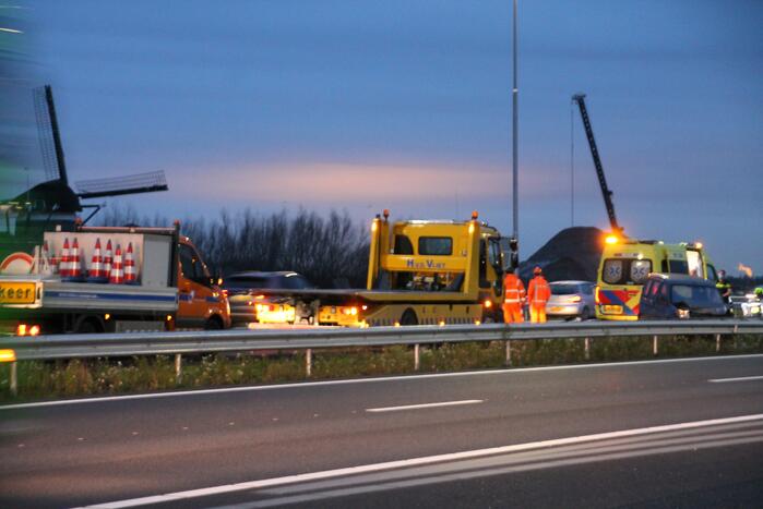 Automobilist duikt met auto de vanrail in