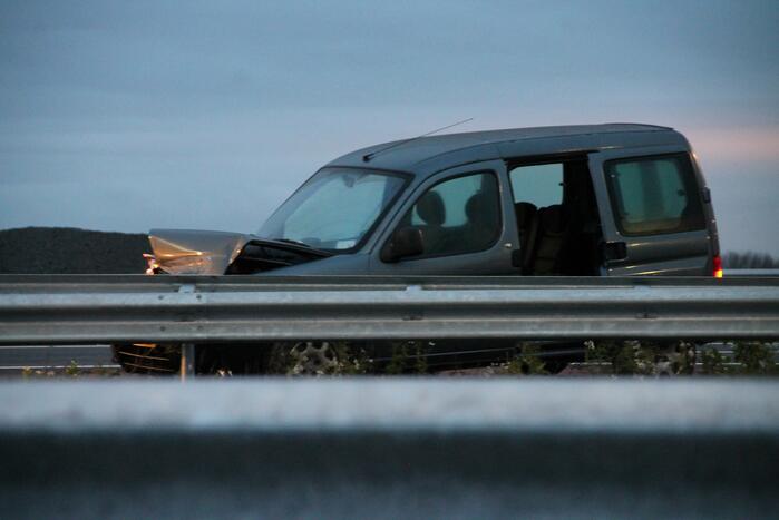 Automobilist duikt met auto de vanrail in