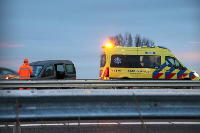 Automobilist duikt met auto de vanrail in