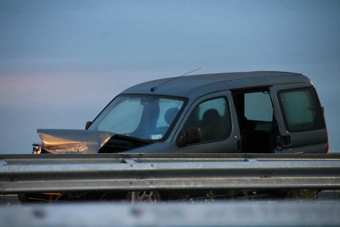 Automobilist duikt met auto de vanrail in