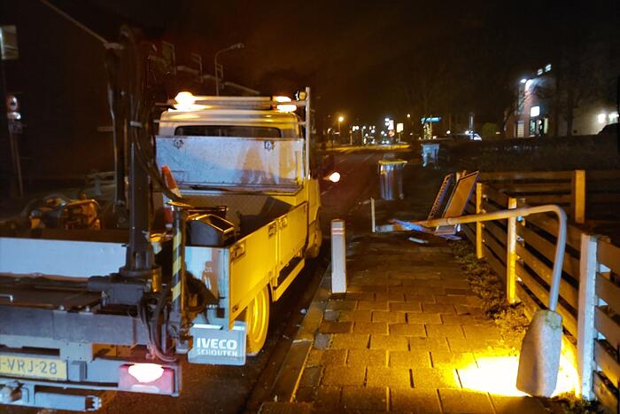 Dader rijdt door na omver rijden lantaarnpaal