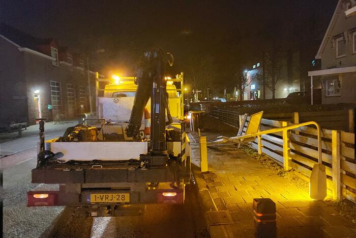 Dader rijdt door na omver rijden lantaarnpaal