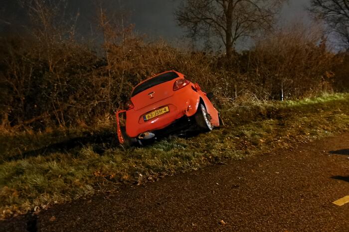 Auto eindigt in de greppel