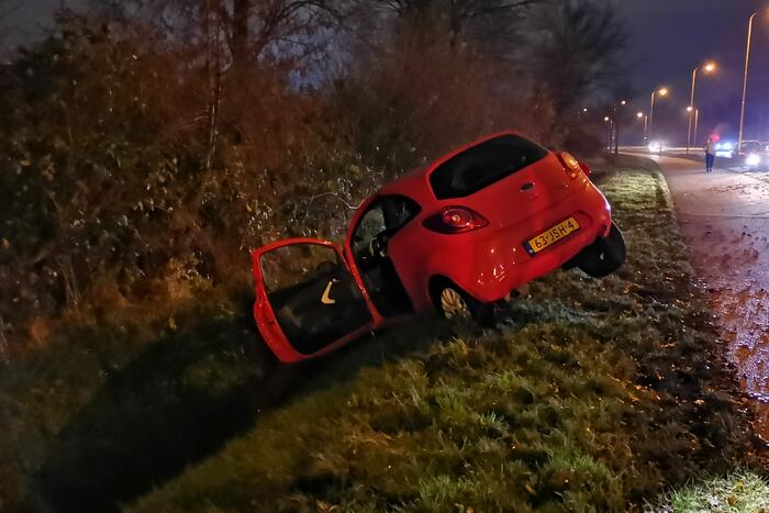 Auto eindigt in de greppel