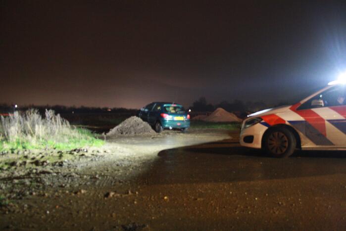 Auto schiet door tegen zandbult