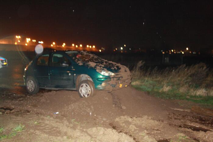 Auto schiet door tegen zandbult