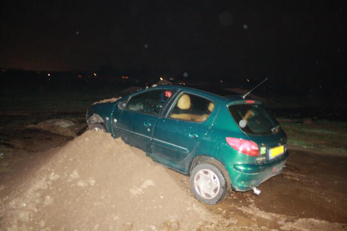 Auto schiet door tegen zandbult