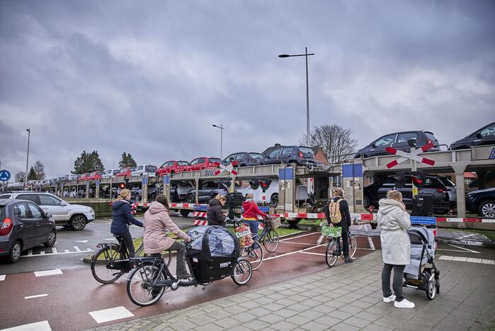 Trein met nieuw auto's via Ponlijn naar Leusden