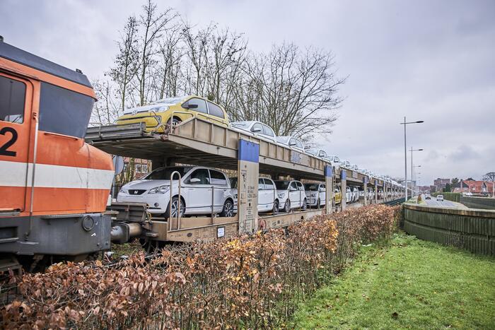 Trein met nieuw auto's via Ponlijn naar Leusden