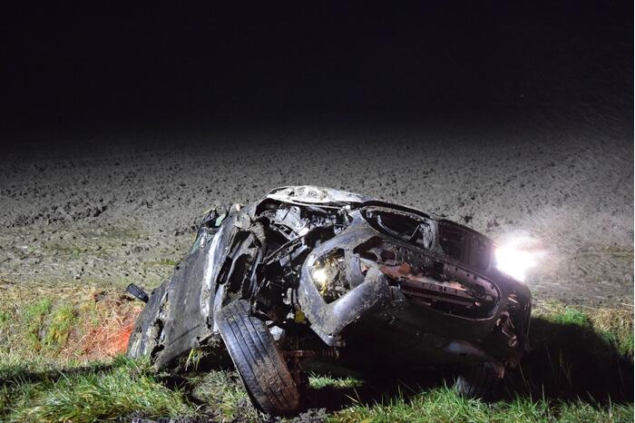 Auto crasht in greppel, bestuurder gevlucht