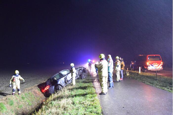 Auto crasht in greppel, bestuurder gevlucht