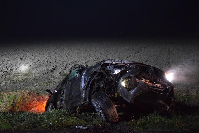 Auto crasht in greppel, bestuurder gevlucht