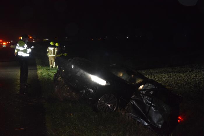 Auto crasht in greppel, bestuurder gevlucht