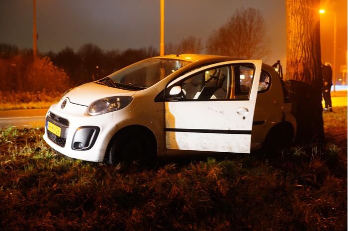Auto achterstevoren tegen boom