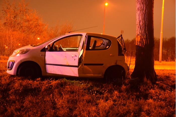 Auto achterstevoren tegen boom
