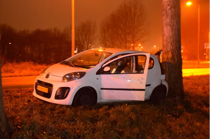 Auto achterstevoren tegen boom