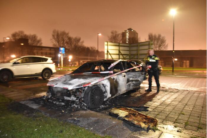 Auto verwoest door brand