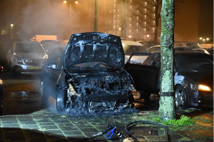 Auto volledig uitgebrand op parkeerplaats