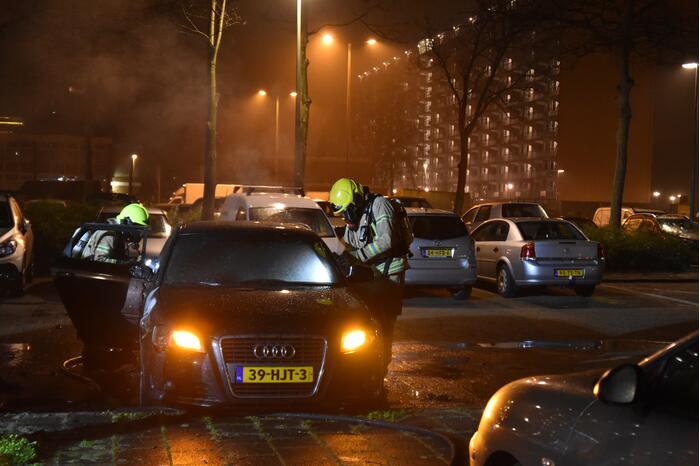 Auto volledig uitgebrand op parkeerplaats