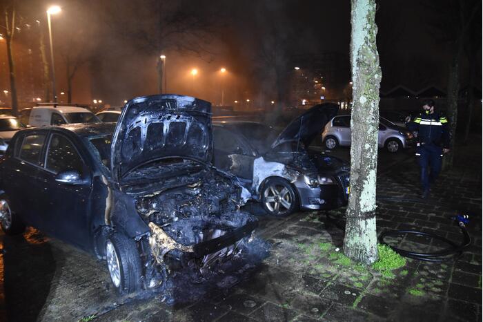 Auto volledig uitgebrand op parkeerplaats