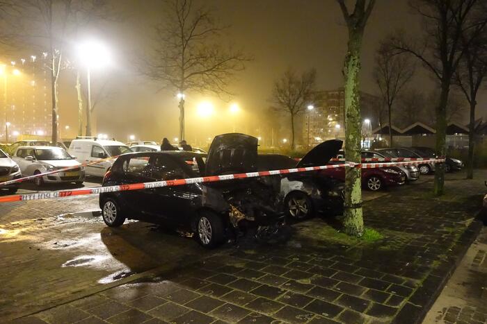 Auto volledig uitgebrand op parkeerplaats