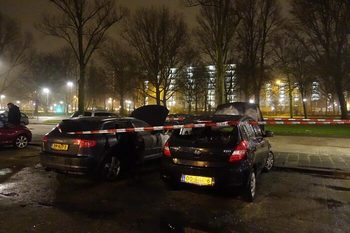 Auto volledig uitgebrand op parkeerplaats