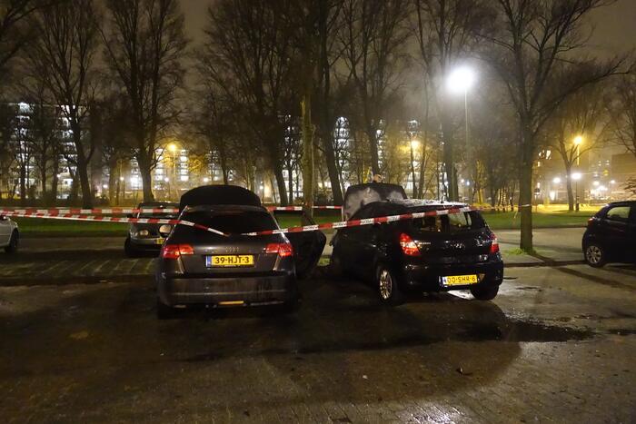 Auto volledig uitgebrand op parkeerplaats