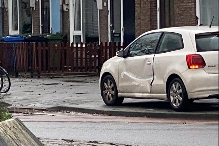 Auto crasht tegen gevel van snackbar Verhage