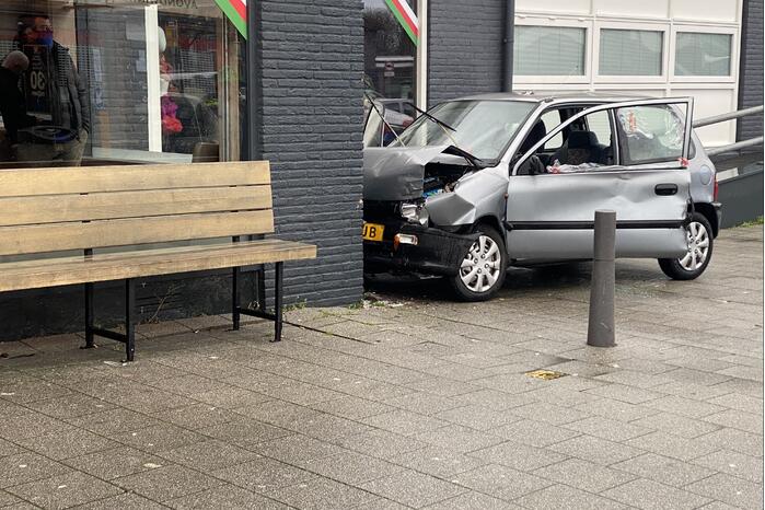 Auto crasht tegen gevel van snackbar Verhage