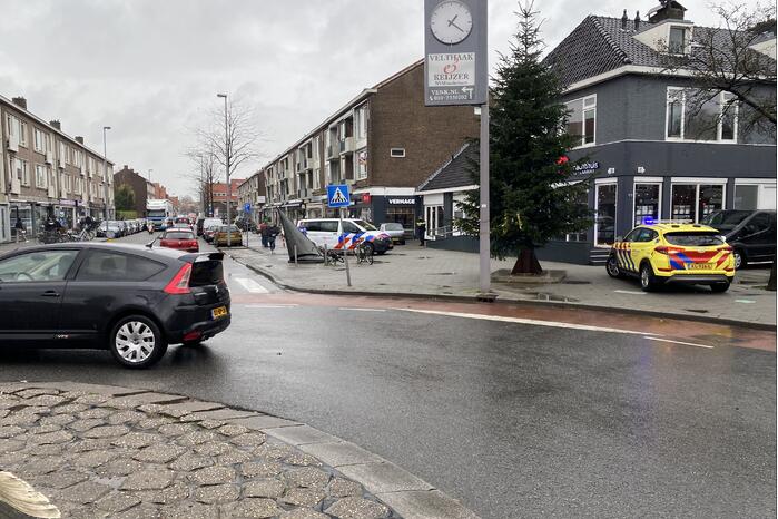 Auto crasht tegen gevel van snackbar Verhage