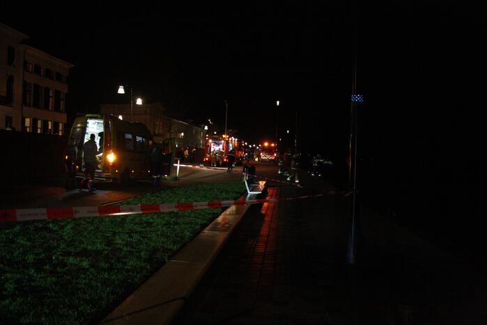 Auto belandt in het water