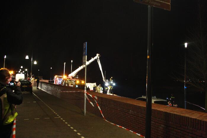 Auto belandt in het water