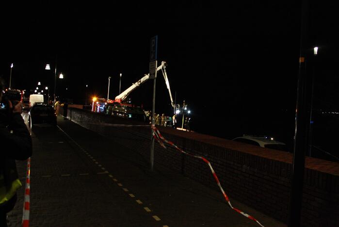 Auto belandt in het water